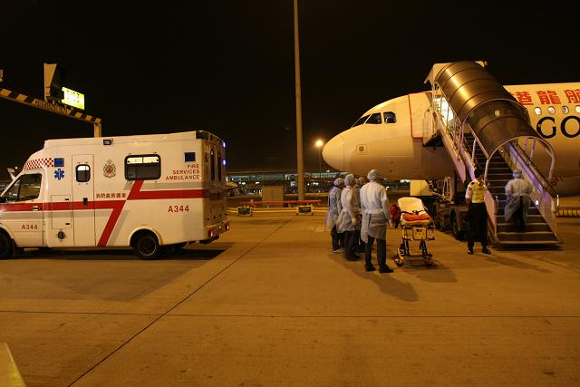 The sick passenger in ”Exercise Hua Shan” is transferred to hospital.