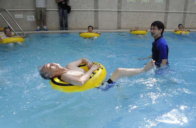 Demonstration of aquatic exercises by elders.