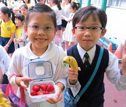 聖公會聖雅各小學的學生帶同喜愛的水果回校，和同學分享吃水果的樂趣。