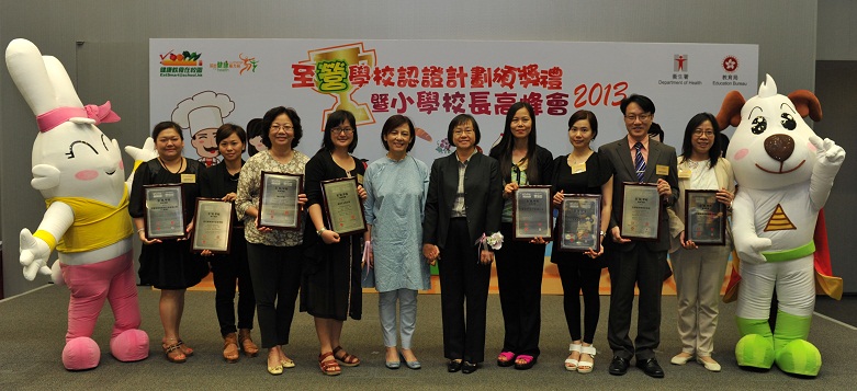 Dr Ching (fifth right) and the Deputy Secretary for Education, Dr Catherine K K Chan (fifth left), pose with representatives from schools that attained basic accreditation.