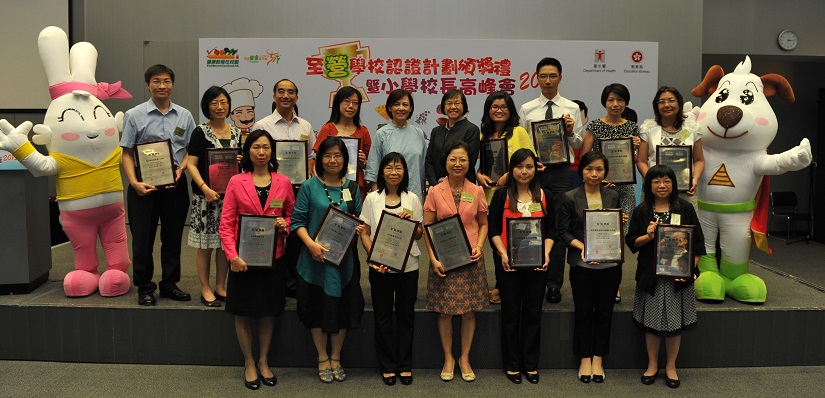Dr Ching (back row, fifth right) and Dr Chan (back row, fifth left) pose with EatSmart School representatives.