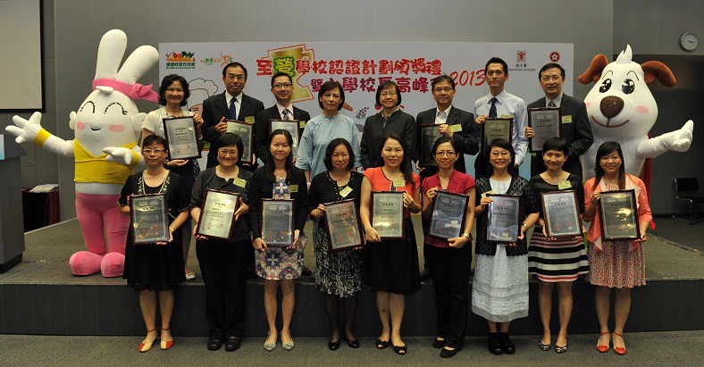 Dr Ching (back row, fourth right) and Dr Chan (back row, fourth left ) pose with EatSmart School representatives.