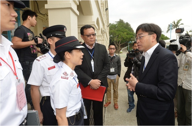 高永文(右一)与参与跨部门「托帕演习」的人员交谈。 高永文(右一)与参与跨部门「托帕演习」的人员交谈。