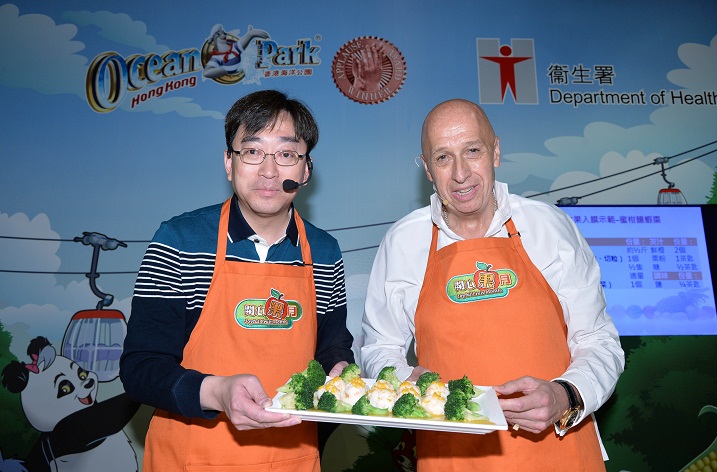 高永文（左）及盛智文博士（右）攜手炮製一道以水果入饌的健康菜式。