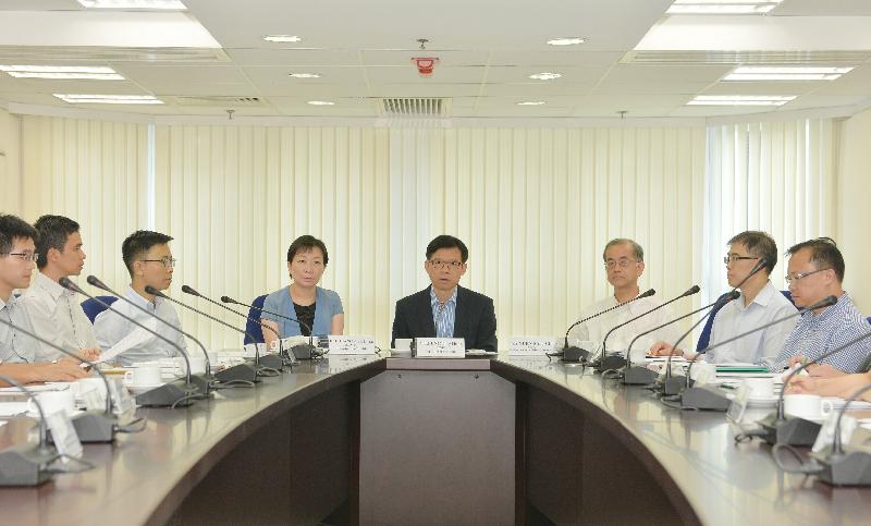 The Controller of the Centre for Health Protection (CHP) of the Department of Health, Dr Leung Ting-hung (fourth right), chairs an urgent meeting of the Interdepartmental Coordinating Committee on Mosquito-borne Diseases today (October 27) to follow up on the local case of dengue fever.