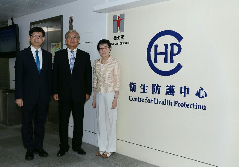 The Director of Health, Dr Constance Chan (right), and the Controller of the Centre for Health Protection (CHP), Dr Leung Ting-hung (left), receive the Regional Director for the Western Pacific of the World Health Organization, Dr Shin Young-soo (centre), at the CHP this morning (October 29) to share experience on prevention and control of infectious diseases.