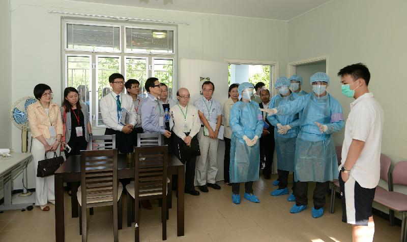 陳漢儀醫生（左一）及梁挺雄醫生（左三）到大埔香港警察洞梓渡假營，視察應對伊波拉病毒病的「托帕演習」。