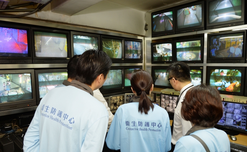 大厦管理处协助卫生防护中心疾病调控小组追踪接触者。 大厦管理处协助卫生防护中心疾病调控小组追踪接触者。