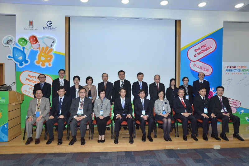 Dr Ko (front row, fifth right) with medical, nursing and pharmacist professionals from public and private healthcare who signed the "I Pledge" as well as attending medical experts in clinical microbiology and infection at the Infection Control Forum.