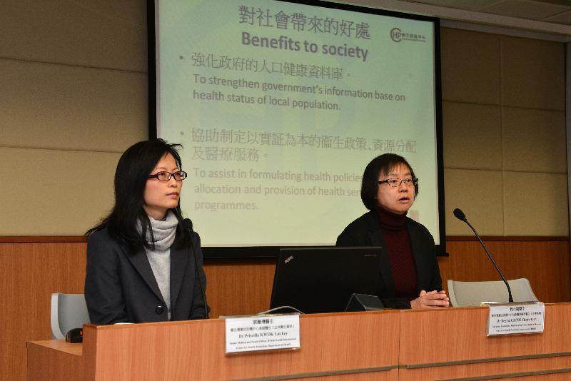程卓端医生（右）主持记者会，向传媒简报「人口健康调查」的详情。