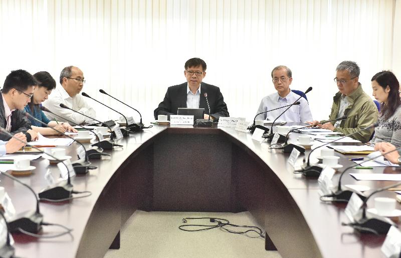 卫生署卫生防护中心总监梁挺雄医生(中)今日(十一月四日)主持蚊传疾病跨部门统筹委员会会议,食物环境卫生署防治虫鼠主任主管袁铭志(右三)亦有出席。 卫生署卫生防护中心总监梁挺雄医生(中)今日(十一月四日)主持蚊传疾病跨部门统筹委员会会议,食物环境卫生署防治虫鼠主任主管袁铭志(右三)亦有出席。