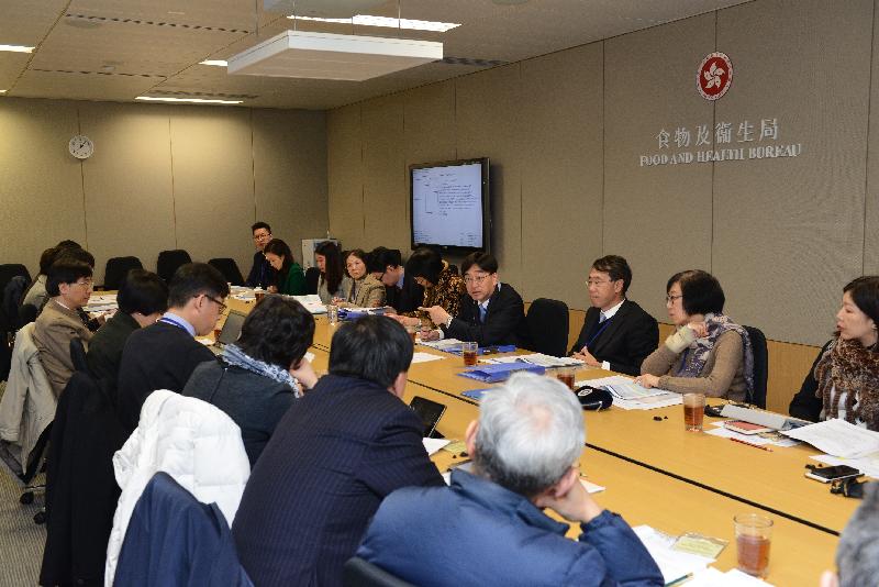 食物及卫生局局长高永文（右四）今日（二月一日）主持会议，与医疗卫生部门和专家讨论寨卡病毒的防控措施。