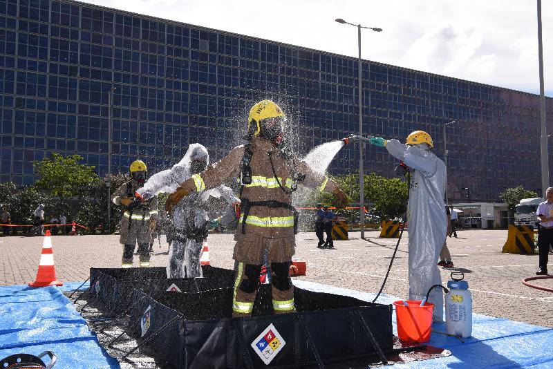 衞生署衞生防護中心聯同有關政府部門和機構今日（六月二十日）在香港國際機場超級一號貨站舉行代號「明珠」的演習，測試一旦出現涉及生物物質的事件時政府的應變能力。