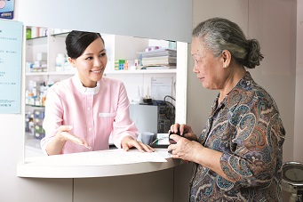 This photo demonstrates a conversation between a medical staff and an elder.