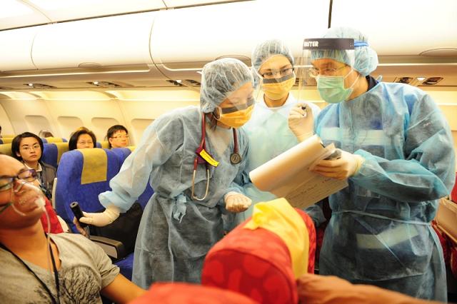 The readiness of government departments and related organisations to effectively deal with emergencies related to severe infectious diseases was put to the test in ”Exercise Hua Shan” conducted at Hong Kong International Airport in the early morning (June 4). The exercise was co-directed by the Department of Health and Airport Authority Hong Kong. During ”Exercise Hua Shan”, Port Health Officers boarded a plane to assess the health condition of a patient.