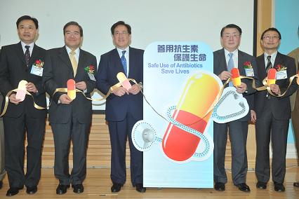 The Secretary for Food and Health, Dr York Chow (centre), officiates at a ceremony to mark World Health Day today (April 7) in support of World Health Organisation's antimicrobial resistance initiative. Other officiating guests are the Director of Health, Dr P Y Lam (second right); the Chairman of the Hospital Authority, Mr Anthony Wu (second left); and the Controller of the Centre for Health Protection, Dr Thomas Tsang (right). 