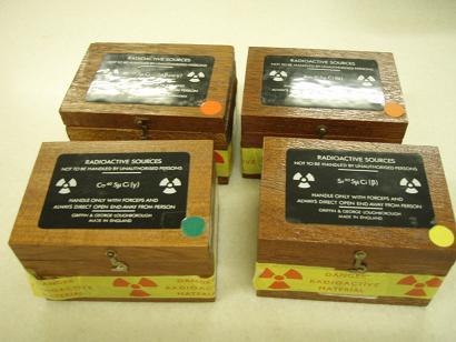 卫生署今日（十一月二十二日）获圣言中学的知会，该校昨日发现遗失了一个钢制的保险箱，内有一套八个在校内作教学用途的低活跃度放射源。