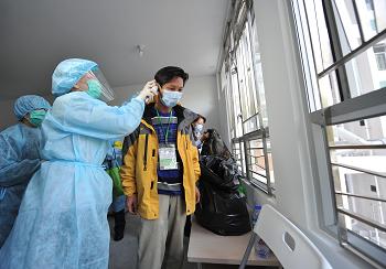 「翡翠演習」：健康外展隊伍為一名紅磡邨二期第三座的居民進行檢查。