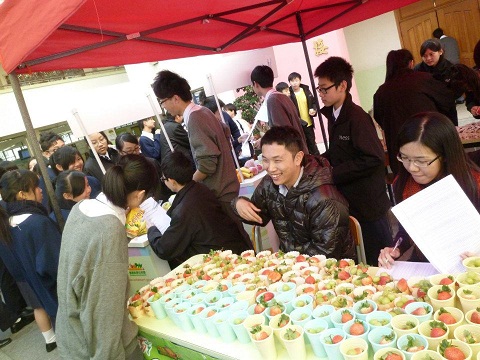 元朗天主教中學的學生舉行水果嘉年華會。