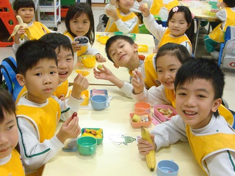 順德聯誼總會屯門梁李秀娛幼稚園的學童一同吃水果響應２０１２「開心『果』日」活動。