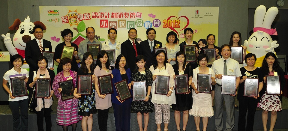 曾浩輝醫生（後排左五）偕同教育局課程發展處首席教育主任譚貫枝（後排左六）與「至營學校」代表合照。