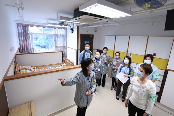 Outbreak team officers and infection control officers of the Centre for Health Protection (CHP) assess the suitability of the elderly home for on-site quarantine.