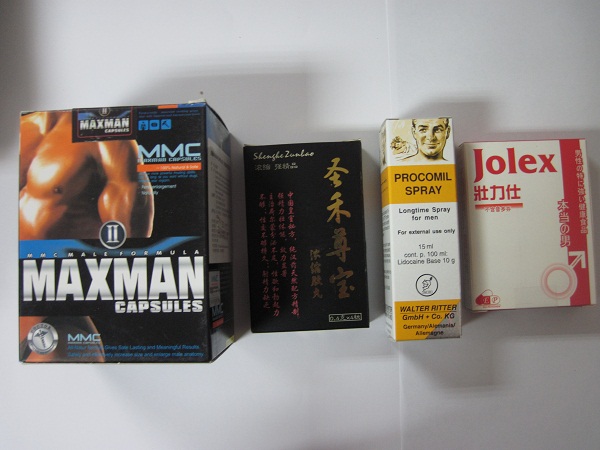 A retail shop in Tsuen Wan was raided by the Department of Health and the Police in a joint operation today (February 19). The shop was found to be selling unregistered pharmaceutical products with undeclared controlled drug ingredients.