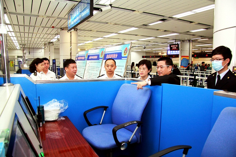 Accompanied by the Deputy Director General of the Shenzhen Entry-Exit Inspection and Quarantine Bureau, Mr Hu Longfei (second right), the Director of Health of Hong Kong, Dr Constance Chan (third right), sees for herself the temperature screening facilities at Shenzhen Bay Port Boundary Control Point in Shenzhen today (April 16).