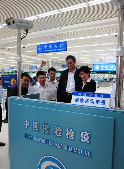 The Director of Health of Hong Kong, Dr Constance Chan (first right), today (April 19) joins the Director General of the Department of Supervision on Health Quarantine of the General Administration of Quality Supervision, Inspection and Quarantine, Mr Zhang Jiwen (second right), and the Deputy Director General of the Shenzhen Entry-Exit Inspection and Quarantine Bureau, Mr Hu Longfei (first left), to inspect the health quarantine measures at the departure hall of Huanggang Port Boundary Control Point in Shenzhen.