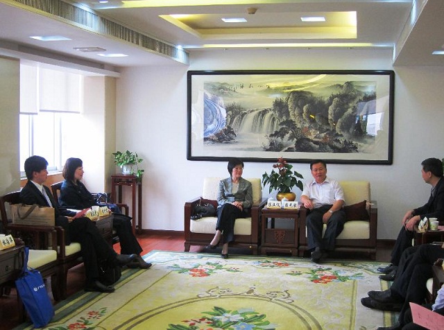 Dr Chan (third left) calls on the newly appointed Director-General of the Department of Health of Guangdong Province, Mr Chen Yuansheng (second right) this afternoon, to further strengthen communication between the two places and enhance preparedness and ability to respond to possible epidemics.
