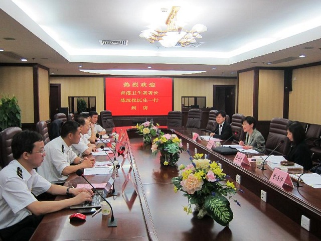The Director of Health of Hong Kong, Dr Constance Chan (second right), meets with officials of the Guangdong Entry-Exit Inspection and Quarantine Bureau this morning (May 6) to review the enhanced health checks at boundary control points during the Labour Day holidays.