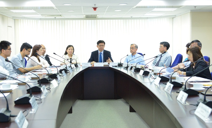 衞生署衞生防護中心總監梁挺雄醫生（中）今日（五月十五日）召開蚊傳疾病跨部門統籌委員會，與多個政府決策局和部門的代表，審視蚊傳疾病的流行病學情況，有關疾病對公共衞生的影響，以及相關決策局和部門所採取的滅蚊措施。