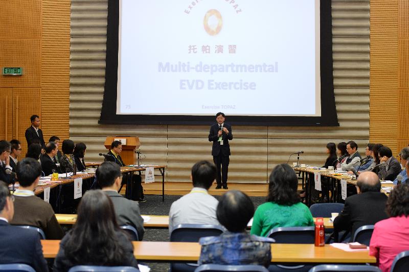 食物及衞生局局長高永文今日(十一月十四日)到公共衞生檢測中心,視察跨部門桌面「托帕演習」,應對埃博拉(伊波拉)病毒病。演習由衞生署與二十個政府決策局/部門和機構合作舉行。 食物及衞生局局長高永文今日(十一月十四日)到公共衞生檢測中心,視察跨部門桌面「托帕演習」,應對埃博拉(伊波拉)病毒病。演習由衞生署與二十個政府決策局/部門和機構合作舉行。