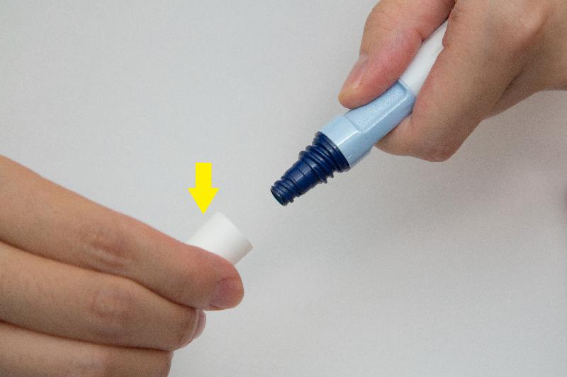 供应商向卫生署表示收到投诉，指白色杀菌套内的海绵出现完全与套帽盖分离、部分海绵从杀菌套的套帽盖凸出，或杀菌套内缺少海绵等情况。