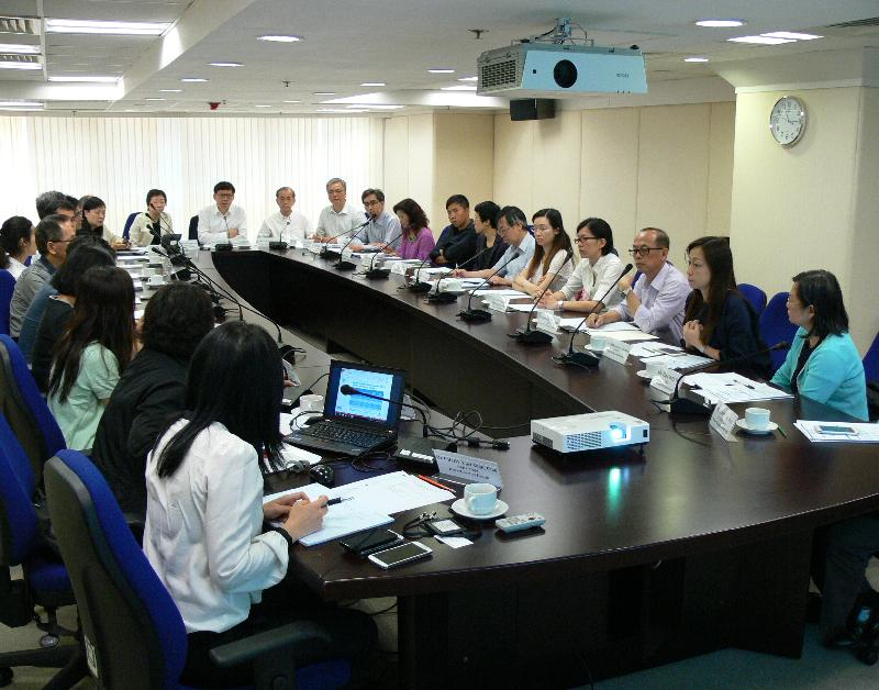 卫生署卫生防护中心总监梁挺雄医生（右十三）今日（六月四日）主持蚊传疾病跨部门统筹委员会特别会议，跟进今年首宗本地登革热个案。