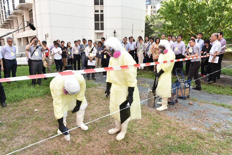 橄榄石演习测试政府应对鼠疫爆发的能力（三）（四）演习期间，食物环境卫生署人员在确诊者的居所附近搜寻鼠穴。