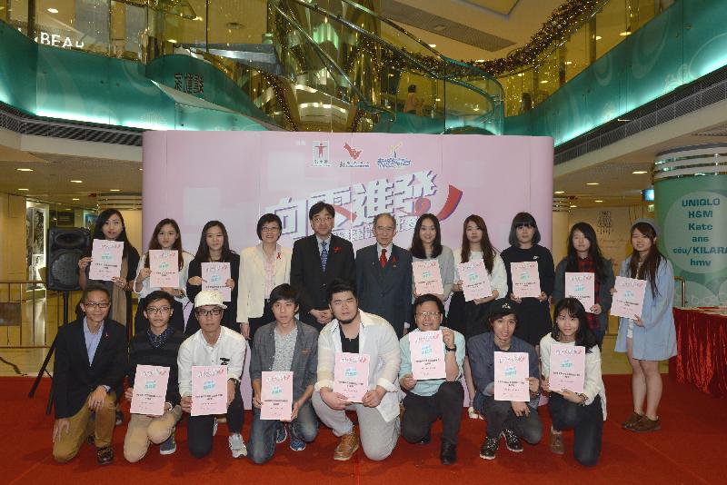 高永文（后排左五）及卫生署署长陈汉仪医生（后排左四）在「零鸡蛋设计比赛」颁奖典礼上，颁发奖项予得奖中学生。