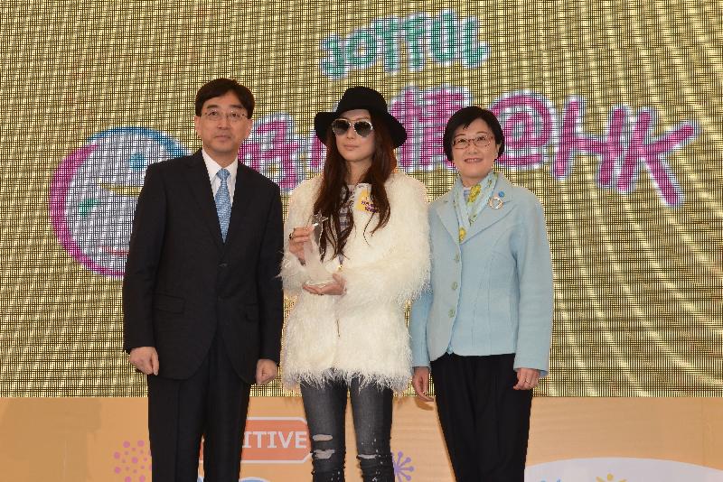 The Secretary for Food and Health, Dr Ko Wing-man (left), and the Director of Health, Dr Constance Chan (right), presented a trophy to the campaign ambassador, Sammi Cheng (centre), at the Joyful@HK Campaign kick-off ceremony today (January 29).