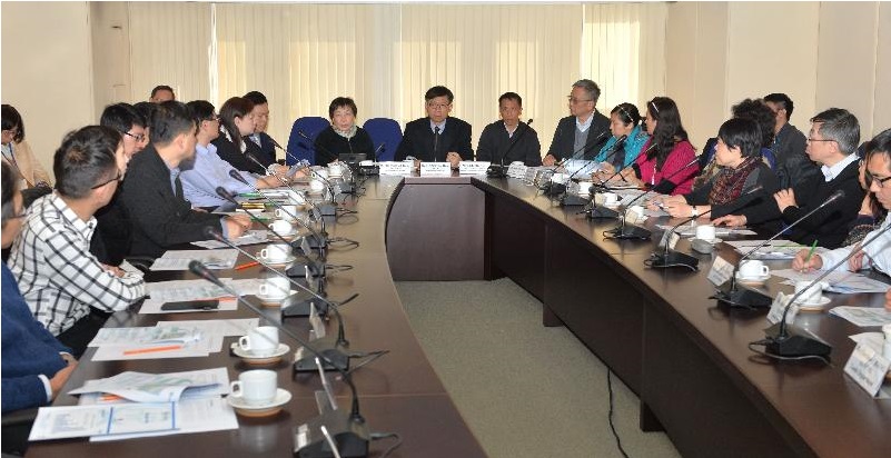 生署生防护中心总监梁挺雄医生（中）主持蚊传疾病跨部门统筹委员会会议，其右为生防护中心社会医学顾问医生（传染病）张竹君医生，左为食物环境生署防治虫鼠主任主管李明伟。