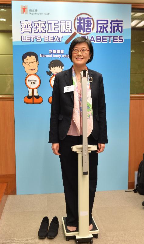 陈汉仪医生进行体重指标量度示范。