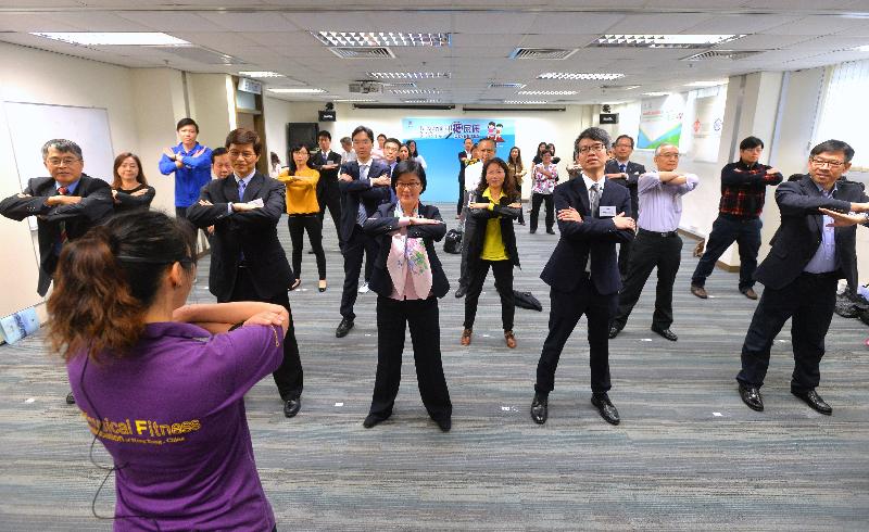 中国香港体适能总会的体适能导师带领在场人士进行「十分钟活力操」。