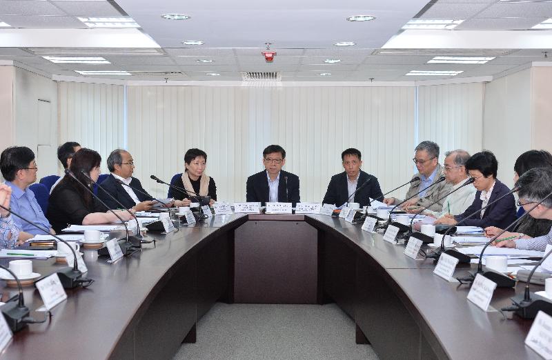 卫生署卫生防护中心总监梁挺雄医生（中）主持蚊传疾病跨部门统筹委员会会议，其右为卫生防护中心社会医学顾问医生（传染病）张竹君医生，左为食物环境卫生署防治虫鼠主任主管李明伟。