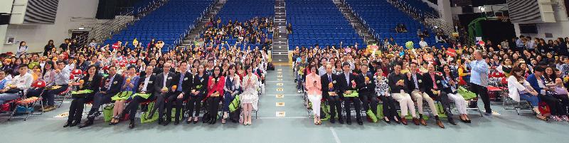 各主礼嘉宾和参与典礼的人士合照。