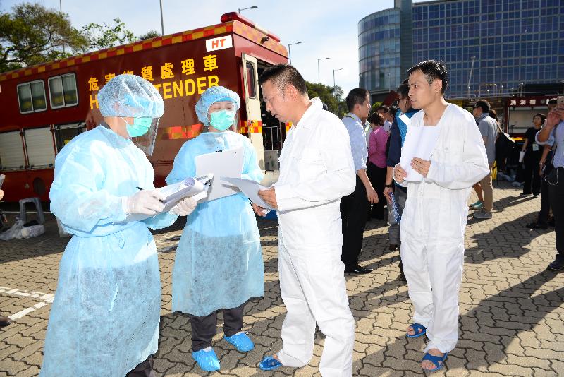 演習期間，衞生署人員（左一及二）與其他相關部門代表進行討論。