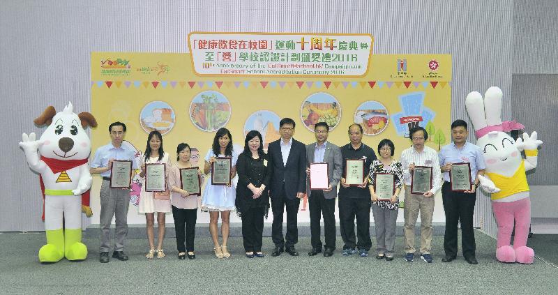 衞生署衞生防護中心總監梁挺雄醫生（中）與取得基本認證資格的學校代表合照。